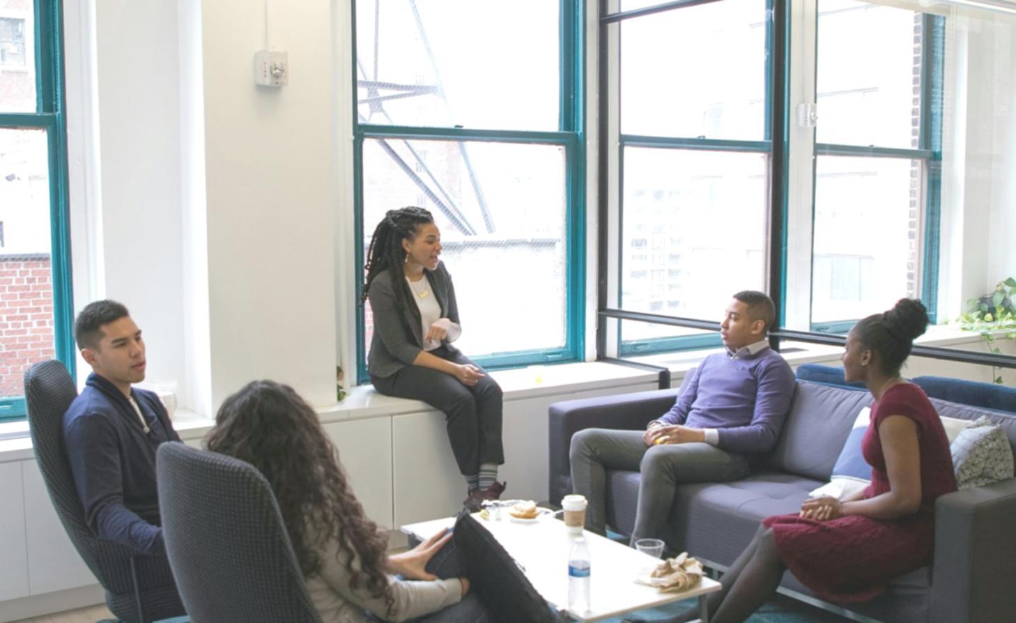 Studierende bei der Budgetplanung